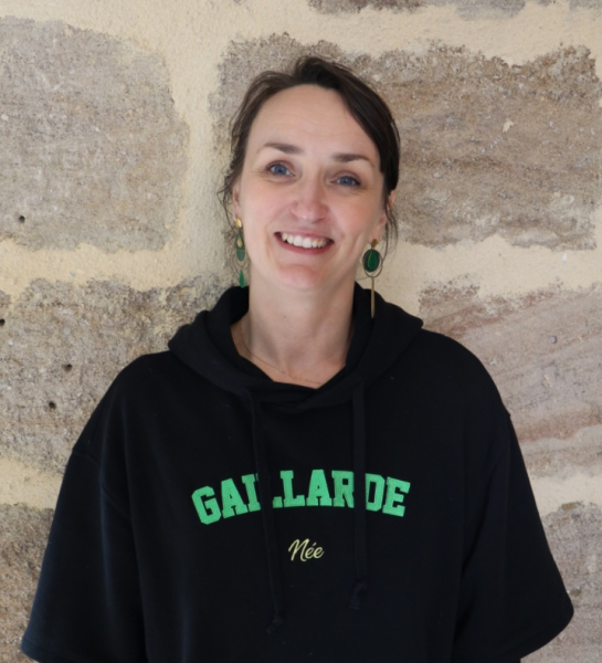 Portrait de Marine-Anaïs Giraud, propriétaire des chambres d'hôtes Les Dépendances du Château à Noailles