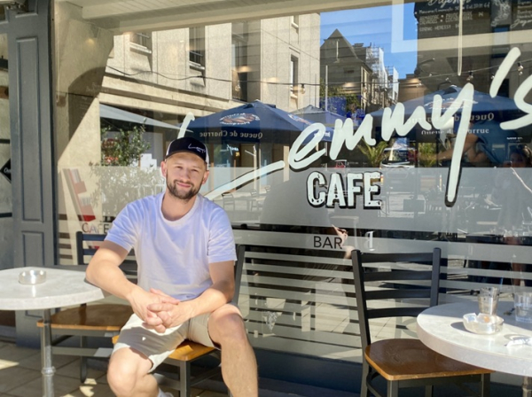 ©Brive Tourisme Portrait de Théo du Lemmy's Café à Brive La Gaillarde