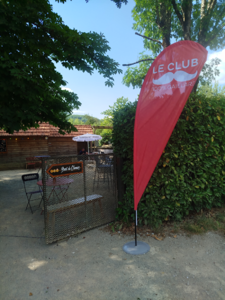 photo illustrant le Bar du Chemin avec l'oriflamme du Club 100% Gaillard devant